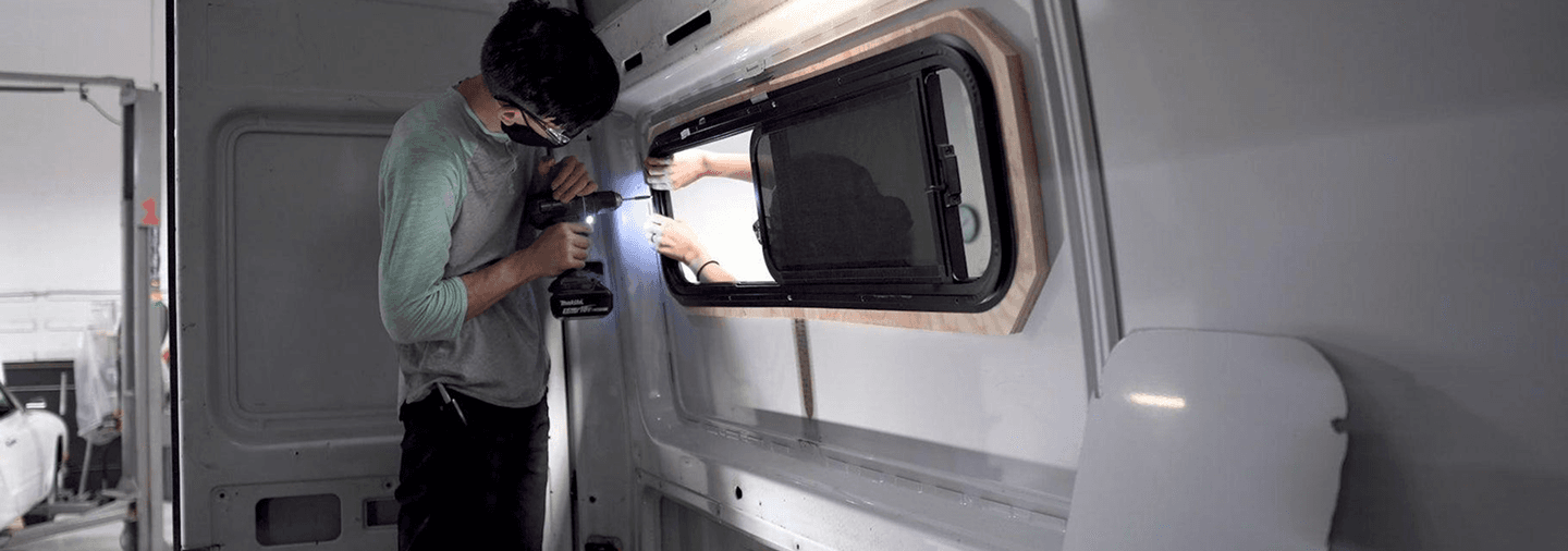 Técnico instalando ventana Crisven en motorhome